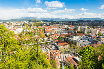 Fototapeta na wymiar Panoramiczny widok na miasto z góry, z tyłu
