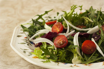 Salad with fresh  tomatoes, arugula and onion