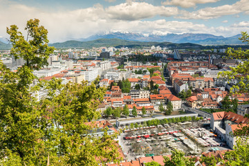 Fototapeta na wymiar Panoramiczny widok na miasto z góry, z tyłu