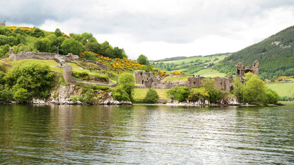 Fototapeta na wymiar Zamek Urquhart w Loch Ness w Szkocji