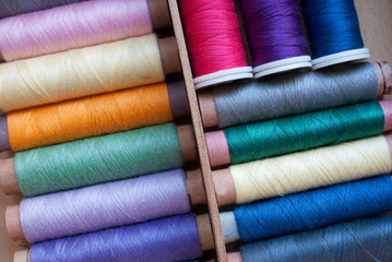 bunte Zwirnrollen im Nähkästchen
