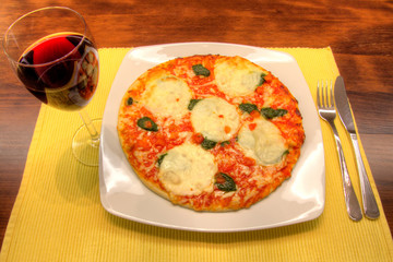 Mozzarella and spinach pizza