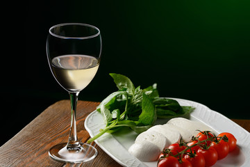 White wine & caprese