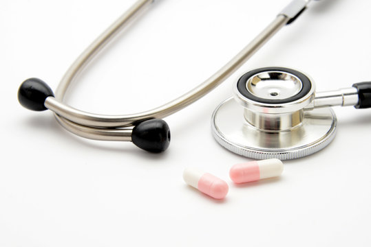 医療イメージ―聴診器と薬