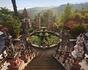 Temple bouddhiste Banjar Bali au lever du soleil, point de repère de Bali, Indonésie