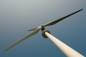 Rotorblätter eines Windrads von unten
