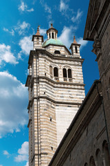 Fototapeta na wymiar Dzwonnica katedry Świętego Wawrzyńca Genui