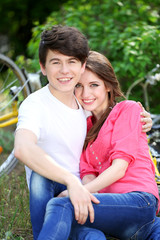 Obraz premium Young couple sitting in park