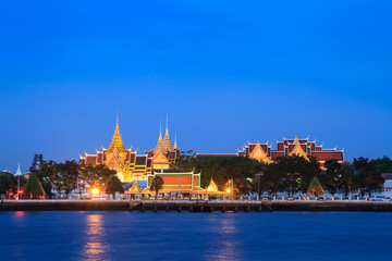 Fototapeta na wymiar Wat Phra Kaew and Grand Palace alongside Chao Phraya river