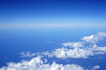 über den Wolken mit Blick auf den blauen Himmel und den Ozean