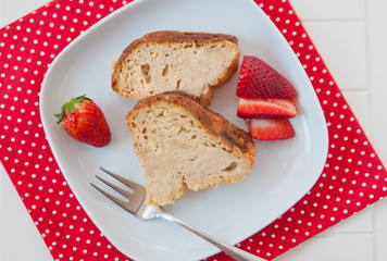 Vanille Gugelhupf mit Erdbeeren