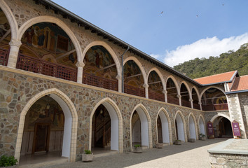 Fototapeta na wymiar Arcades et cour intérieure du monastère de Kykkos