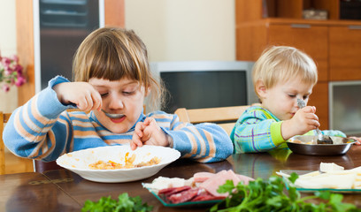 Obraz na płótnie Canvas Two siblings eating food together