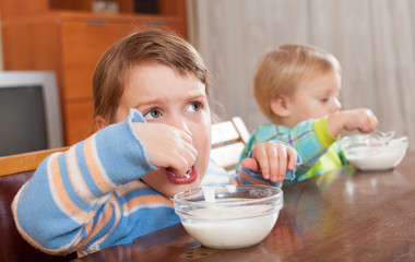 Obraz na płótnie Canvas children eating yoghurt