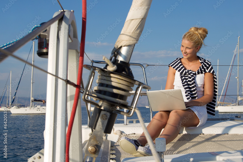 Wall mural frau arbeitet im urlaub mit dem laptop