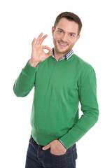 Mann lachend in grün mit einem Handzeichen für excellent.