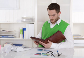 Business Mann liest in seinem Terminplan