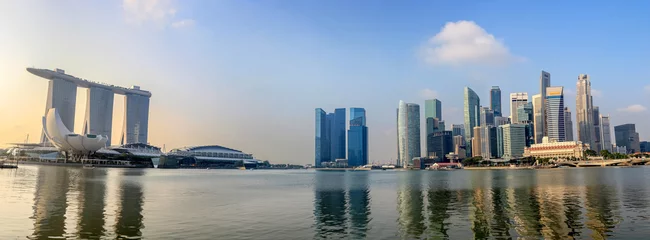 Schilderijen op glas Singapore city skyline panorama © Noppasinw