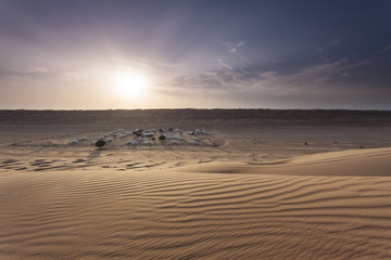 Fototapeta na wymiar Sonnenuntergang über dem Wüstencamp im Oman