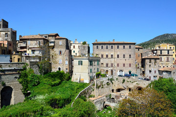 Fototapeta na wymiar Tivoli - Villa di Manlio Vopisco vista da Ponte Gregoriano