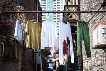 Naklejka premium Wiszące pranie w starej dzielnicy Szanghaju