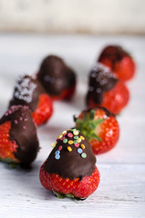 Erdbeeren mit Schokoladenüberzug und bunten Streuseln