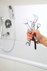 hand mit werkzeug badezimmer