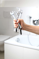 hand mit werkzeug badezimmer