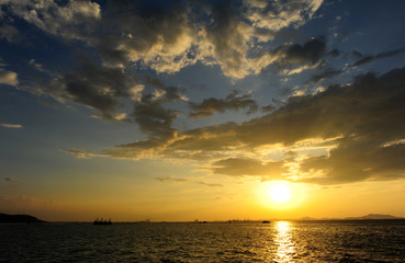 Fototapeta premium Sea Sunset and Cloudscape Background