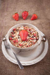 Fruchtmüsli mit frischen Erdbeeren
