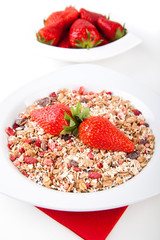 Fruchtmüsli mit frischen Erdbeeren