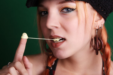 Obraz premium Teenage girl playing with a chewing gum