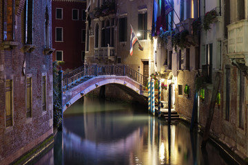 Naklejka na ściany i meble Venice bridge and canal at night