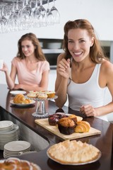 Obraz na płótnie Canvas Smiling woman with sweet food at coffee shop