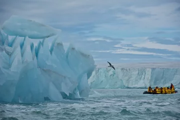 Crédence de cuisine en verre imprimé Scandinavie Giant Iceberg and Glacier in Nordaustlandet, Svalbard