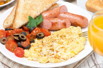 scramble eggs with tomatoes, grilled sausages and toast