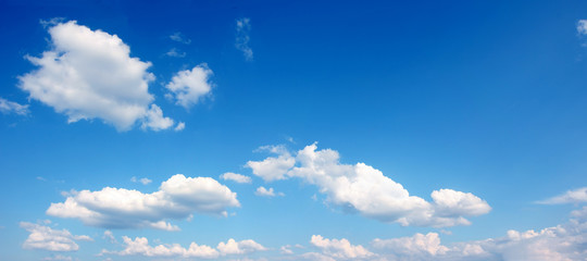 blauer Himmel mit Wolken - Panoramaformat