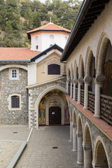 Galerie à arcades au monastère de Kykkos