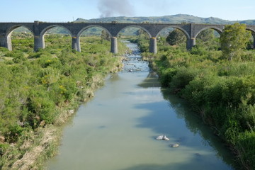 Fototapeta na wymiar Mostu kolejowego na rzece, Sycylia Simeto