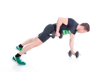 Obraz premium Sportlicher Mann macht Übung mit Hanteln