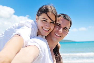Obraz premium happy couple have fun on the beach