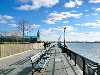 Obraz premium New York City: Battery Park sidewalk on a sunny day, with histor