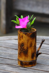 竹の花立てとピンクのツツジ