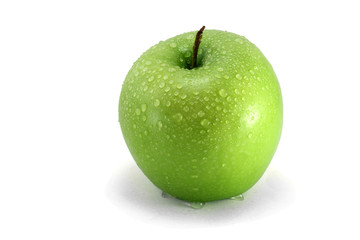 Яблоко зеленое, с каплями воды