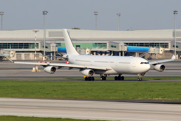 Obraz premium White aircraft on airport