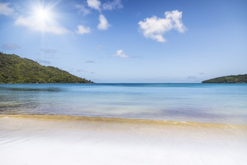 Fototapeta na wymiar Sunny white beach. Saychelles islands.