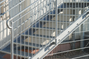 Bilder und Videos suchen: stahltreppe