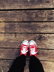 scarpe rosse su pedana in legno