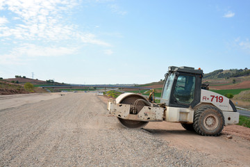 maquina apisonadora en carretera en construccion