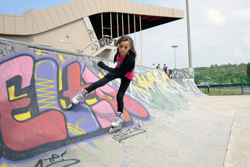 Naklejka premium jeune fille à rollers